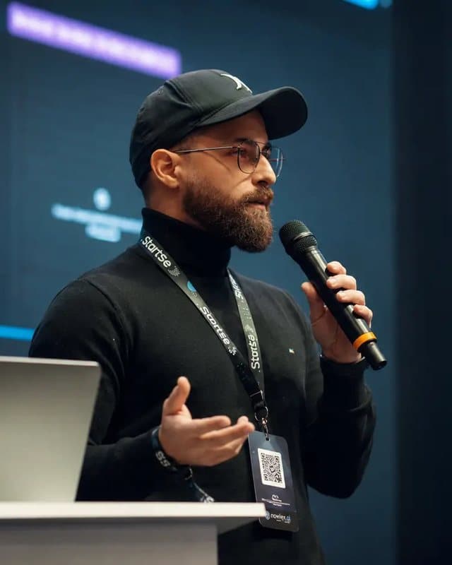 Vinicius Lana com o microfone durante uma palestra